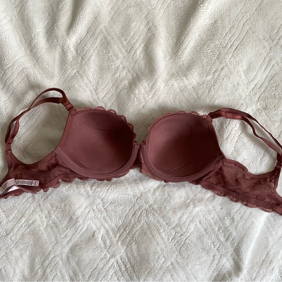 Victoria Secret. Lace bra in 34C - Picture 3 of 5